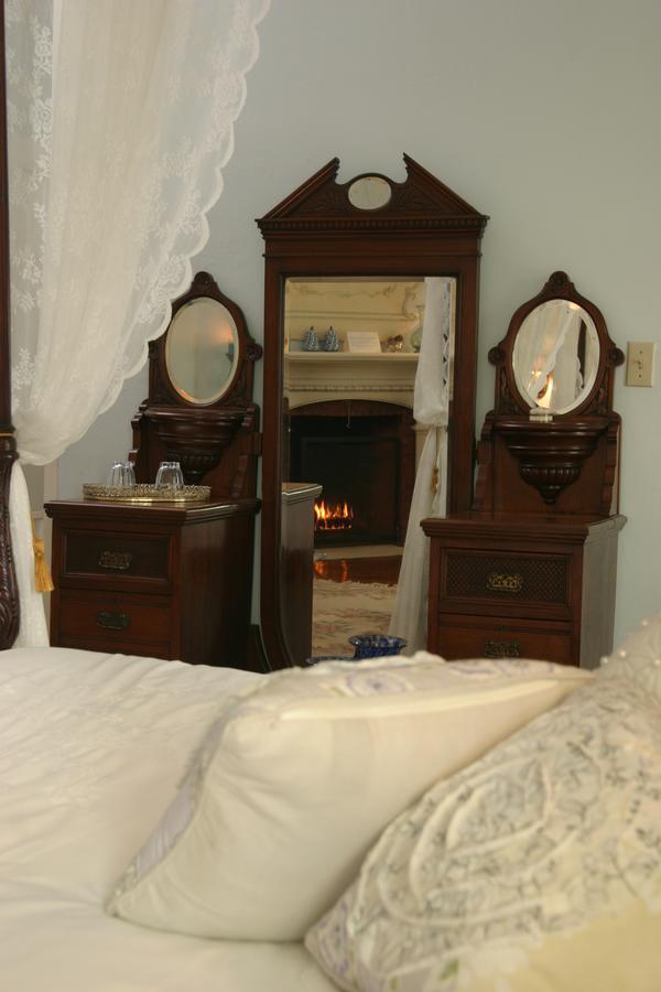 Grand Victorian Bed & Breakfast Niagara Falls