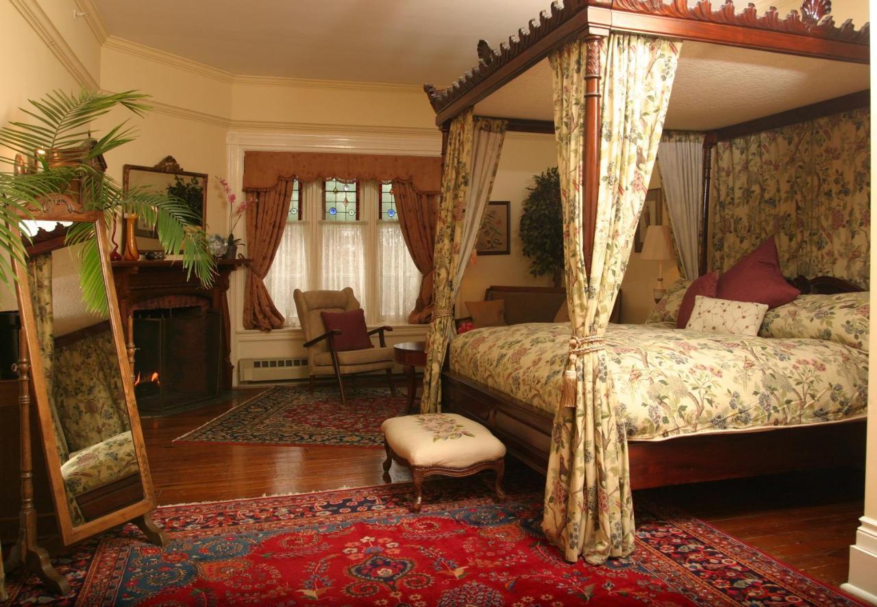 Grand Victorian Bed & Breakfast Niagara Falls